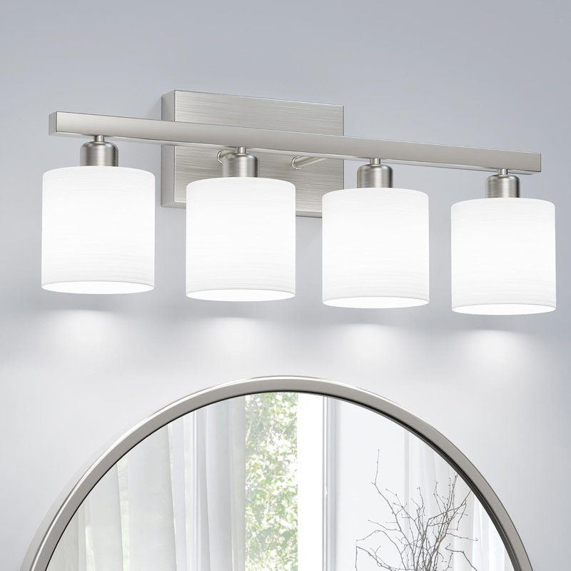 Éclairage pour salle de bain classique avec abat-jour en verre blanc opale givré texturé, nickel brossé, 4 lumières Classic