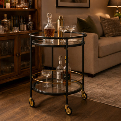 Style moderne glamour avec cadre circulaire aux accents dorés et chariot de bar rond à deux niveaux de verre pour les salons de cuisine et les réceptions en appartement.