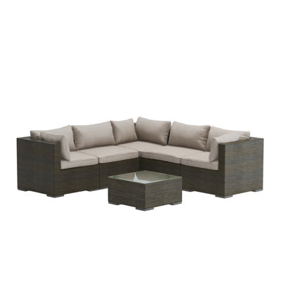 L'ensemble de canapé en osier de patio Sense comprend cinq sièges en osier et un plateau en verre avec finition en osier gris