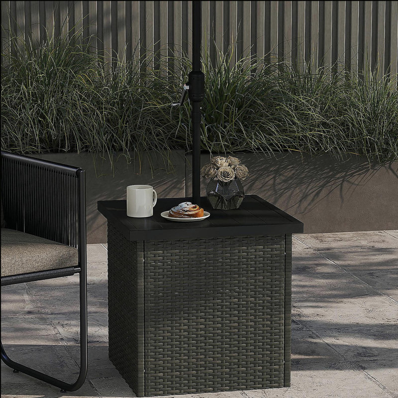 Table d'appoint en osier avec trou pour parasol de 1,5 po, table de bout d'extérieur carrée avec cadre résistant aux rayons UV, espace de rangement pour patio, brun mixte