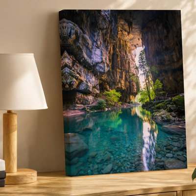 Toile, une scène de grotte sereine sereine avec des formations rocheuses imposantes avec art mural, textures complexes illuminées par des poutres douces, art mural sur toile