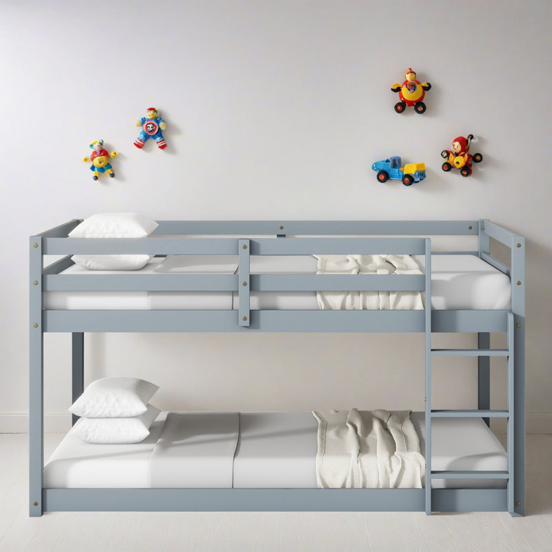 Lit superposé simple au-dessus d'un lit simple en bois massif avec échelle, lit plateforme avec lattes renforcées, gris