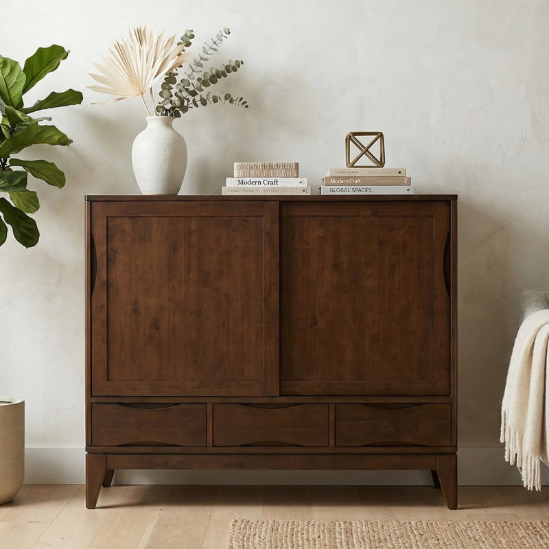 Meuble de rangement Bailey 48"W en bois massif, de style moderne du milieu du siècle, avec portes coulissantes et tiroirs