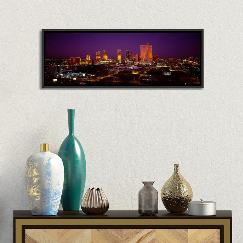 « skyscraper » illuminés à dallas, texas, états-unis-reproduction sur toile tendue, H 12 po x l 36 po x P 1,5 po, Cadre noir