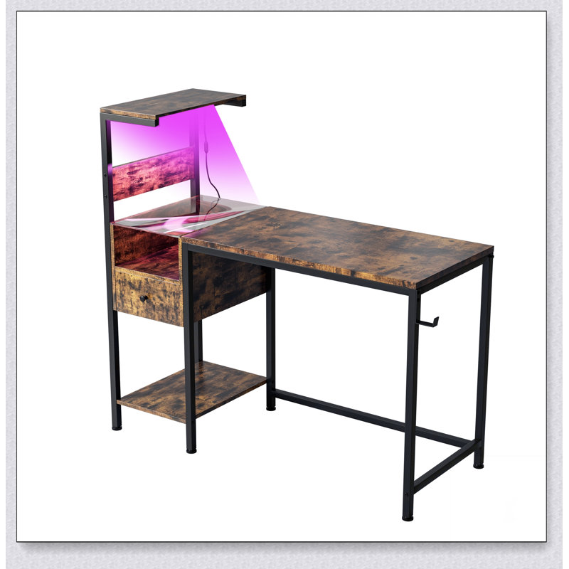 Bureau d'ordinateur brun avec prise de courant et rangement