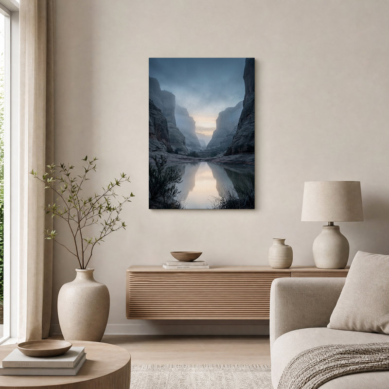 Tableau sur toile « Reflet de rivière dans un canyon de grès brumeux », H 40 po x l 28 po