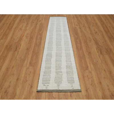 Tapis de couloir oriental 2 pi 6 po x 11 pi 10 po blanc albâtre tissé à plat avec poils, tissé à la main, texturé, en laine naturelle non teinte