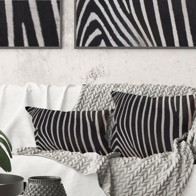 Détail d'un motif zébré noir et blanc IV - Coussin décoratif à imprimé transitionnel, 16 po x 16 po