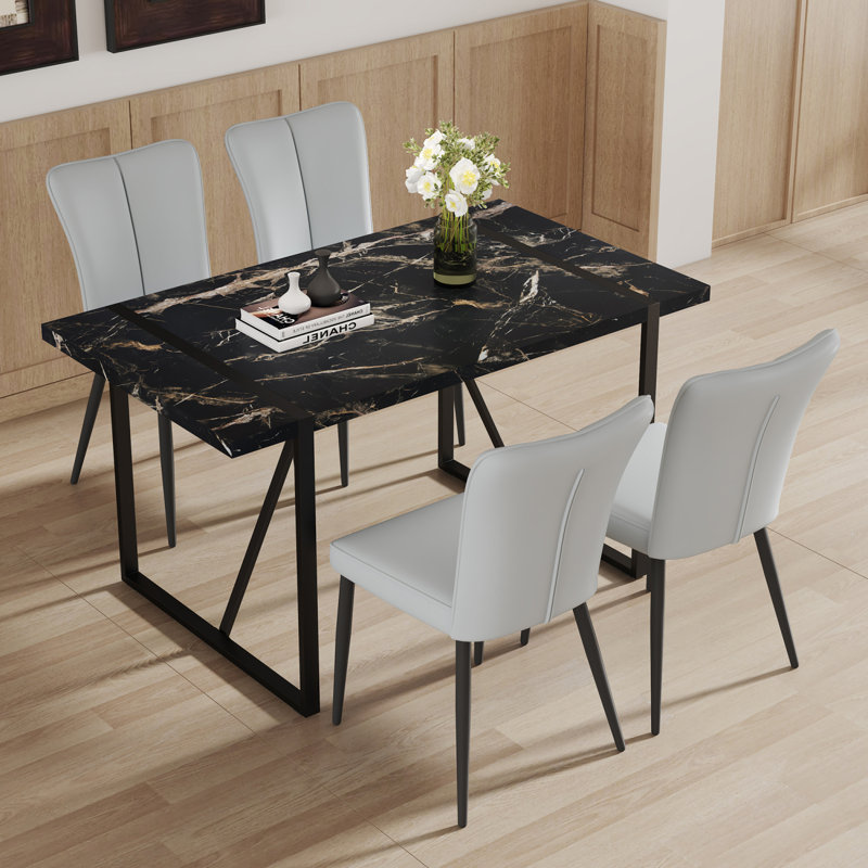 Ensemble de table et de chaises. Ensemble de salle à manger moderne en MDF à motif de marbre noir - 55 po x 31,4 po avec 4 chaises en polyuréthane gris clair avec un motif à rayures verticales sur le dossier. Convient pour la cuisine, la salle à manger, etc.