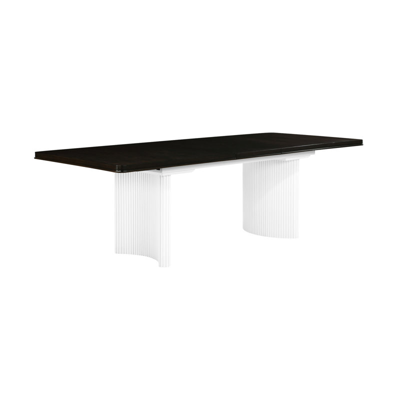 Table de finition blanche et brune - idéale pour créer une atmosphère de salle à manger élégante et confortable dans une extension rectangulaire offrant une option à votre maison