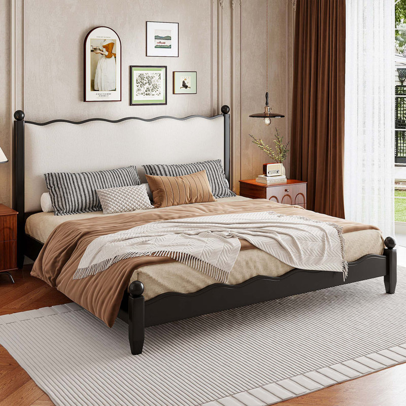 Lit plateforme élégant en bois avec tête de lit tapissier festonnée