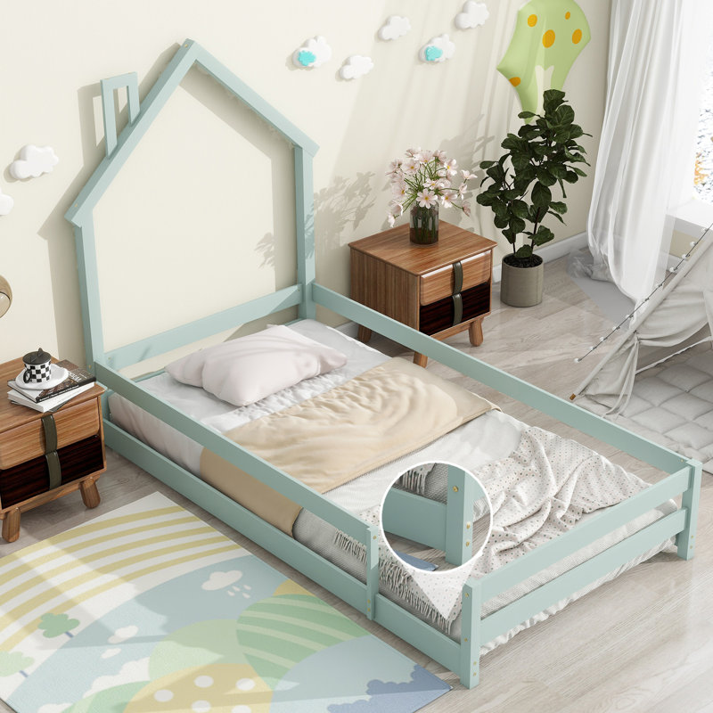 Lit simple en bois avec tête de lit en forme de maison et clôtures, Vert clair