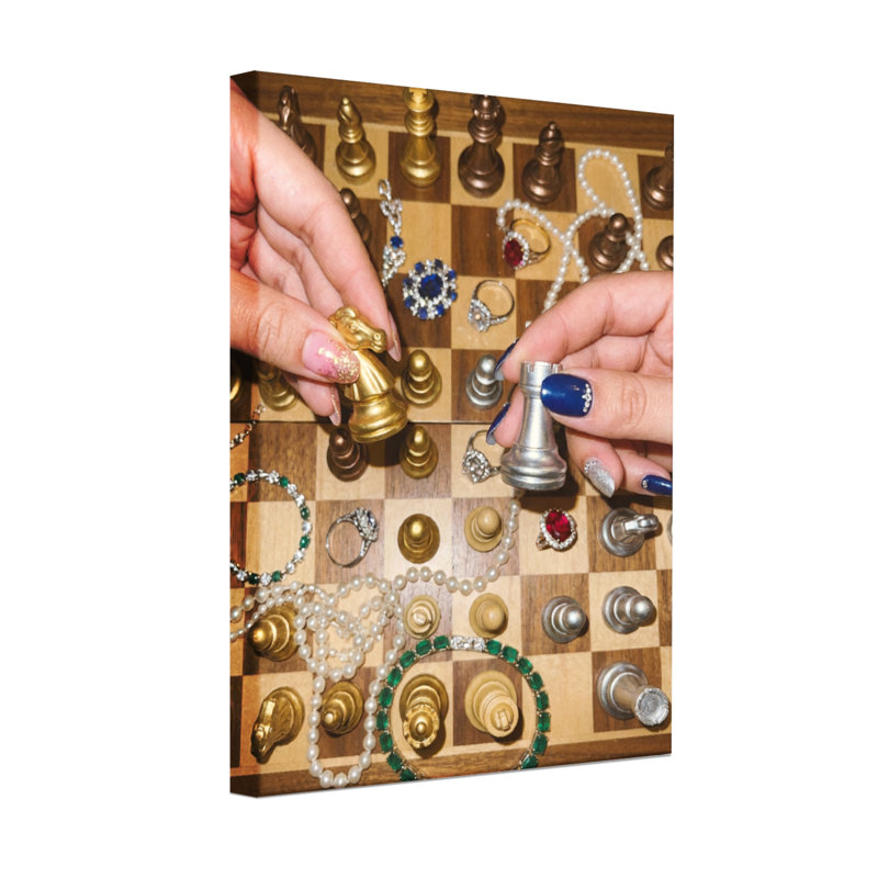 Échiquier tendance avec bijoux et mains, H 30 po x l 20 po