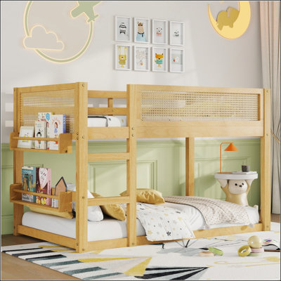 Lit superposé simple au-dessus d'un lit simple avec tablettes de rangement et garde-corps en rotin, sécuritaire et élégant pour les jeunes enfants