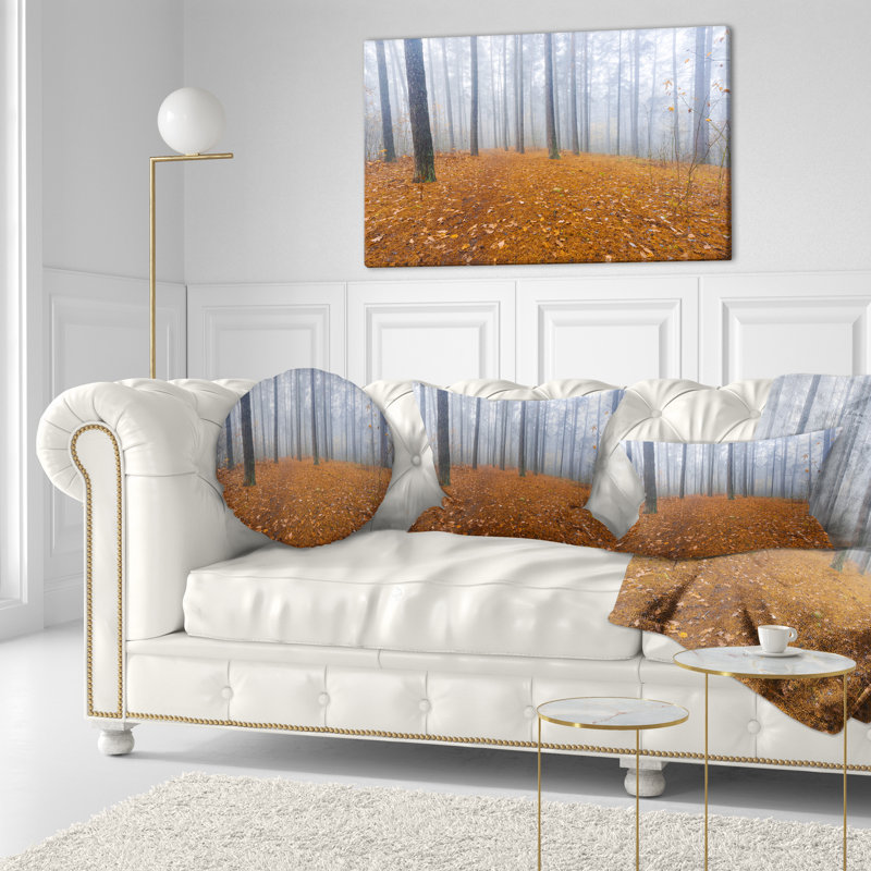 Foggy Forest and Fallen Leaves - Coussin décoratif imprimé forêt, 18 po x 18 po, Carré