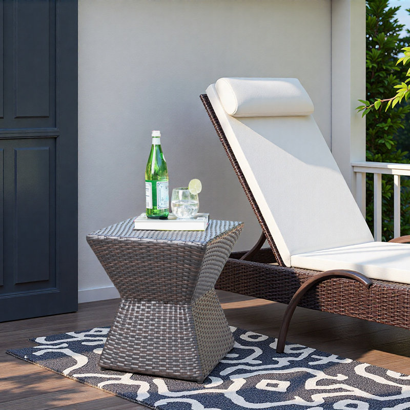 18" H Outdoor Wicker End Table