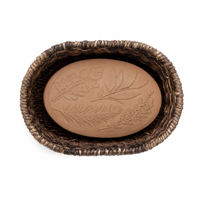Panier chauffe-pain ovale Éangee en abaca tressé à la main, avec pierre chauffante en terre cuite, persil, sauge, romarin et thym, marron.