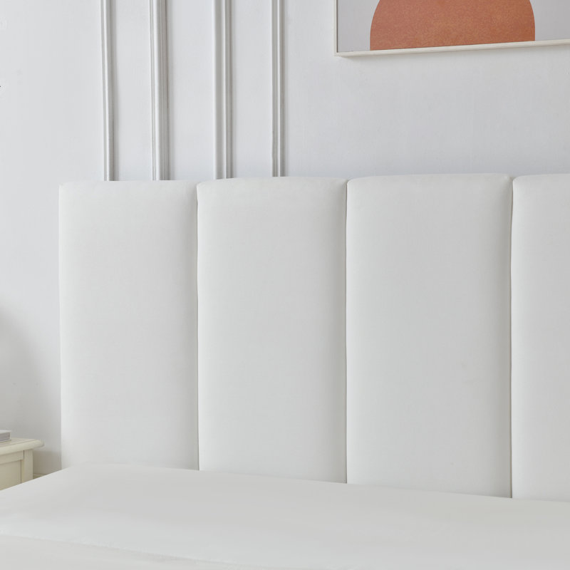 Grand lit plateforme tapissier en lin de 44 po Juanetta, Blanc, Grand