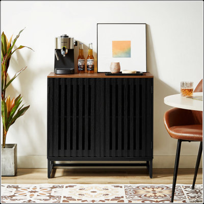Armoire de style moderne avec porte à lattes rayée, panneau de fibres à densité moyenne de haute qualité et pieds en métal pour un rangement durable