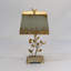 Charmante lampe de table florale avec abat-jour vert vieilli et décor d'oiseau, pièce de décoration rustique