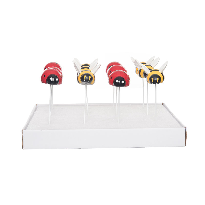 Cueillette printanière de coccinelles et de bourdons