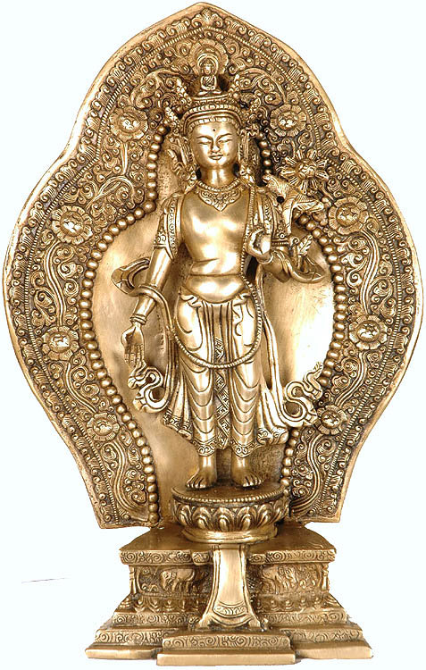 (Divinité bouddhiste tibétaine) Padapani Avalokiteshvara debout contre une auréole ornée
