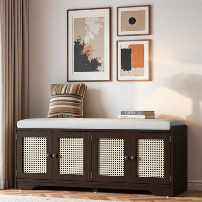 Banc de rangement multifonctionnel en bois avec coussin amovible, portes en rotin tissé et tablettes réglables