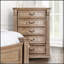 Commode 1 pièce de style transitionnel avec finition en chêne patiné, moulures dentelées et détails incurvés pour un rangement élégant dans la chambre à coucher