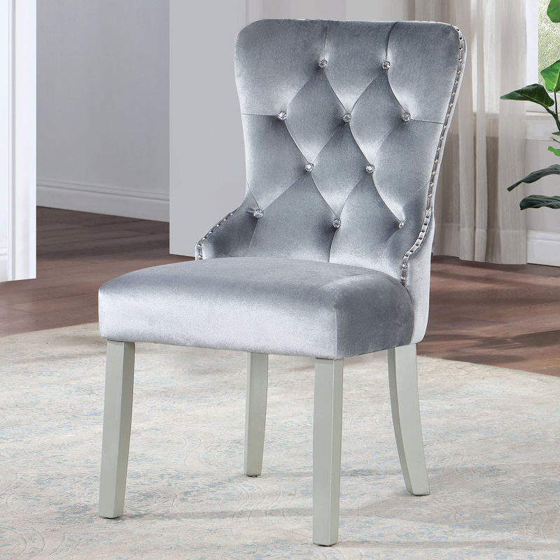 Chaises d'appoint contemporaines à oreilles en flanelle rembourrée avec boutons en cristal et garniture cloutée
