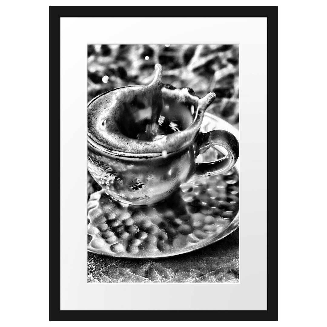 Gerahmtes Poster Kaffee Spritzt aus Tasse