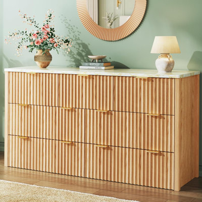 Commode à 7 tiroirs en bois, design cannelé, roulettes verrouillables et organiseur.