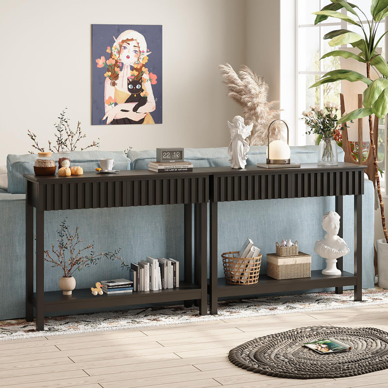 Console cannelée avec tiroirs, canapé étroit avec tablette de rangement ouverte