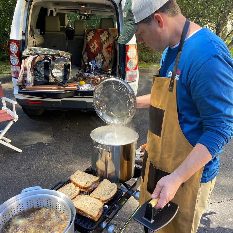 Tablier grillagé en toile cirée et cuir