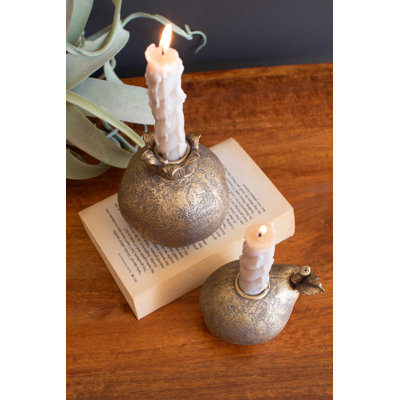  Ensemble de deux porte-bougies, décor de fruits en résine dorée, grenade et poire