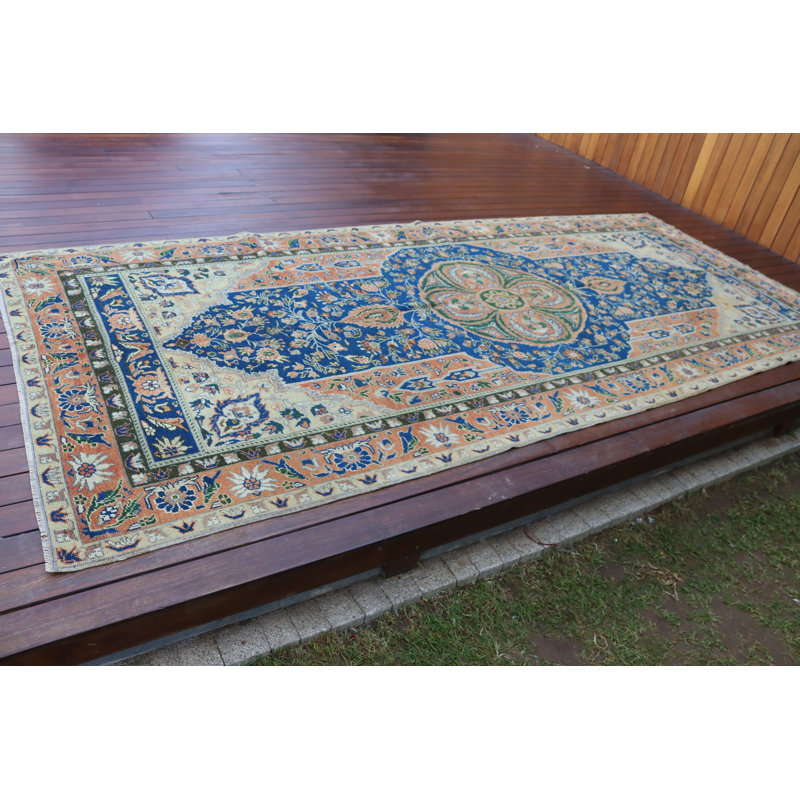 Tapis turc rétro noué à la main à motif floral bleu et orange, idéal pour les décors traditionnels