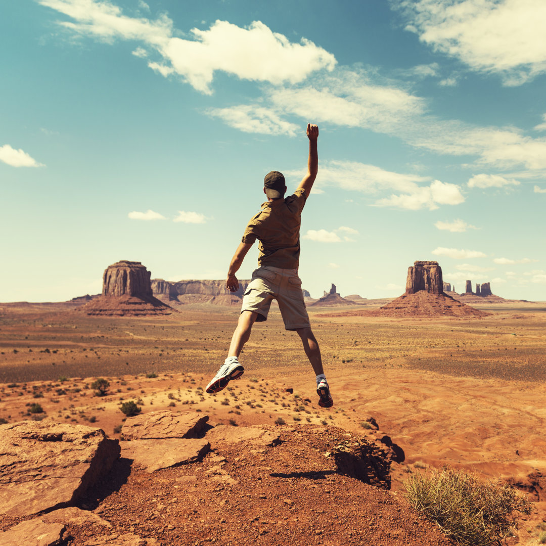 Kunstdruck Leinwand Glücklicher Mann im Monument Valley von Franckreporter