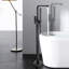 Robinet de baignoire autoportant noir mat avec fixation pour douche moderne et unité à main
