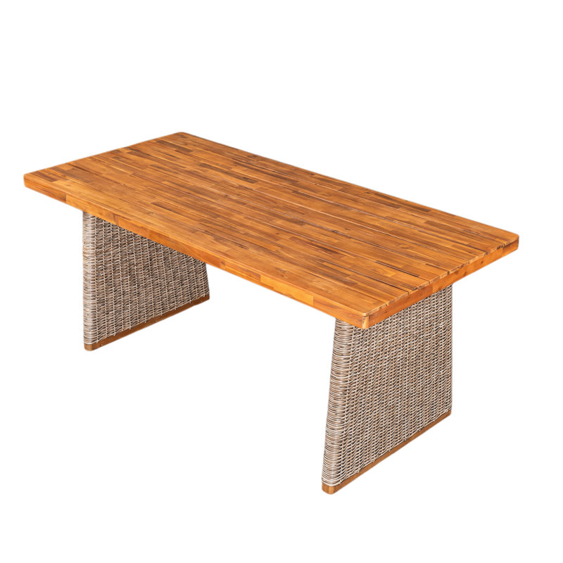 Table de salle à manger d'extérieur en bois brun avec une finition attrayante et un design à lattes idéal pour les réceptions.