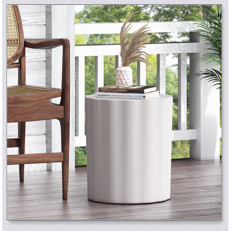 Table d'appoint d'extérieur en béton léger avec finition blanc antique, parfaite pour rehausser le décor du patio et du jardin