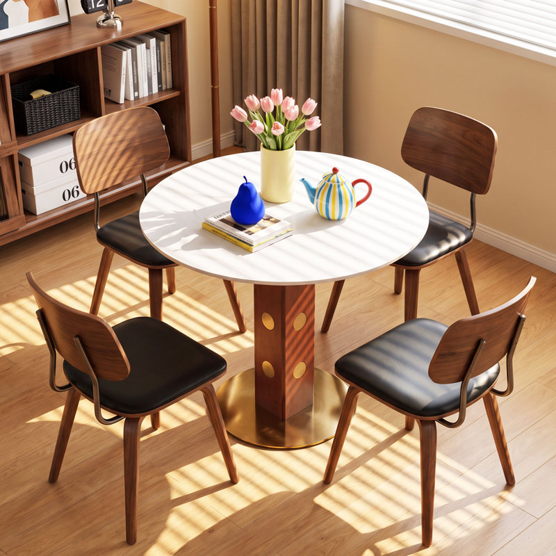 Table de salle à manger ronde en pierre frittée de 85 cm (33,5 po), de style bistro du milieu du siècle, avec pied en bois et base dorée, aspect marbre blanc.