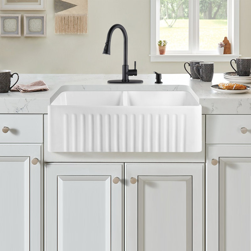 33" L x 18" W Farmhouse Kitchen Sink With Grid and Strainer