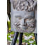 Statue à fleurs avec pieds