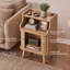 Table de chevet cannelée de style moderne du milieu du siècle avec station de recharge, table de chevet en chêne avec porte coulissante à tambour et étagère ouverte, meuble de rangement de 68,5 cm de haut pour chambre ou salon-1284929746