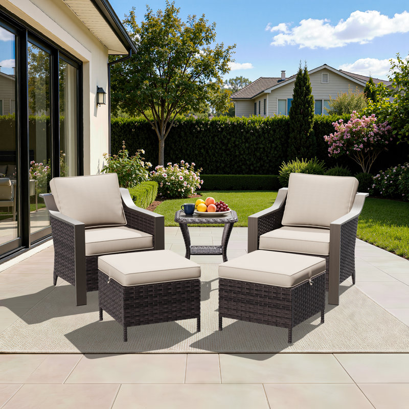 Ensemble de patio extérieur en osier 5 pièces avec chaises, repose-pieds, table d'appoint et coussins beiges en PE, Beige