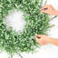 Couronne artificielle de 66 cm avec graines blanches – Décoration de porte en fausse verdure, style champêtre, idéale pour le printemps, l'été et toutes les saisons, verte