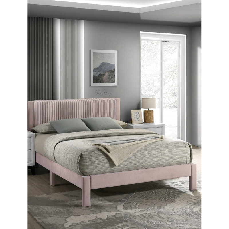 Grand lit rose contemporain avec tête de lit tapissier nervurée, structure discrète et pieds discrets pour la chambre à coucher, motif texturé, discret