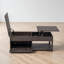 Table basse rectangulaire à plateau relevable, plusieurs compartiments cachés et tablette ouverte, maison de campagne moderne, salon-133419451