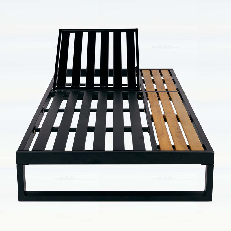 Structure de chaise longue d'extérieur en fer noir et teck avec capacité de poids de 400 lb, dossier réglable à 5 positions et rangement latéral pour terrasse