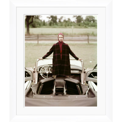 Vogue Magazine, «Model debout en 1959 Chrysler Convertible», John Rawlings, 15 octobre 1958