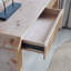 Console rustique en bois, avec un design minimaliste à nervures et une finition naturelle